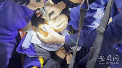 看着都疼!合肥一男孩眼皮被拉链紧紧卡住 消防员热心施救